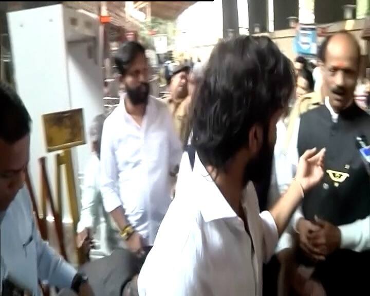 मात्र, सदा सरवणकर यांनी जॅकेटवर लावलेला धनुष्यबाणही उलटा होता.