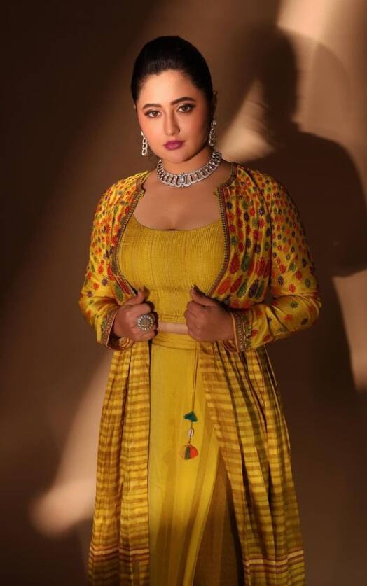 યલો પ્રિન્ટેડ ડ્રેસમાં રશ્મિ દેસાઇનો શાનદાર લૂક