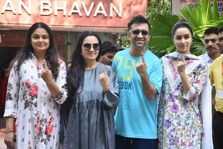 Shraddha Kapoor also came to vote with her family. His mother Shivangi Kolhapuri and aunt Padmini Kolhapuri were also seen with him.