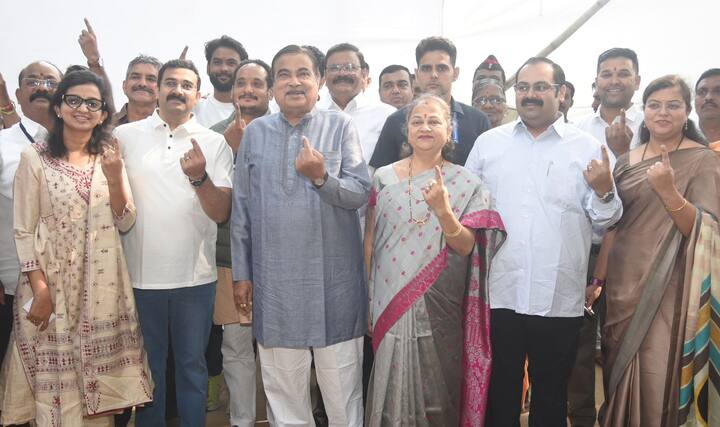 केंद्रीय मंत्री नितीन गडकरी यांनीही सहकुटुंब मतदानाचा हक्क बजावला.