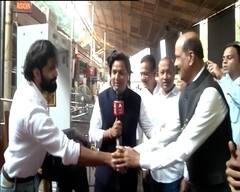 Sada Sarvankar vs Amit Thackeray: अर्रर्रर्र... सदा सरवणकर मतदानाला थाटात पोहोचले, पण जॅकेटवर धनुष्यबाणच उलटा लावला