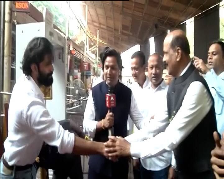 मुंबईतील हायव्होल्टेज लढतींपैकी एक असलेल्या माहीम विधानसभा मतदारसंघातील मनसेचे अमित ठाकरे आणि शिंदे गटाचे सदा सरवणकर आज सकाळी लवकरच मतदानाचा हक्क बजावण्यासाठी आले होते.