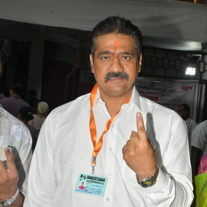 माहीम विधानसभा मतदारसंघाचे उमेदवार महेश सावंत यांनीही मतदानाचा हक्क बजावला.