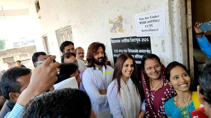 अभिनेता रितेश देखमुख आणि जेनेलिया यांनीही मतदान केलं.