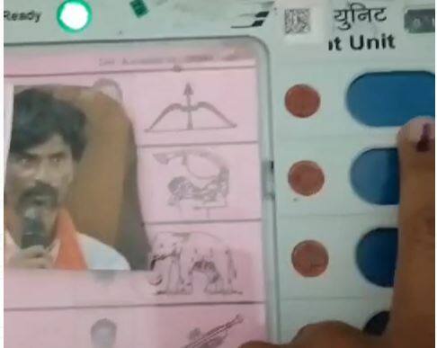 Maharashtra Assembly Election Voters vote for Tutari by putting Manoj Jarange Patil photo on the voting machine video viral  in Karmala solapur मतदान यंत्रावर मनोज जरांगे पाटील यांचा फोटो ठेवून तुतारीला मतदान, सोलापूर जिल्ह्यातील व्हिडीओ व्हायरल