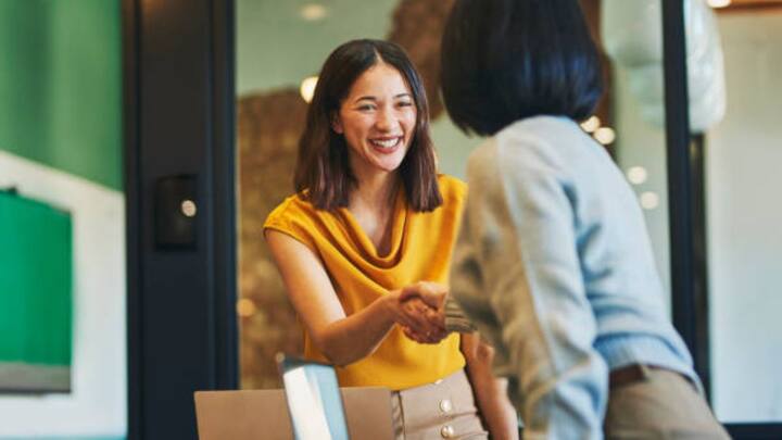 खैर कहानी जो भी हो हेलो की, लेकिन आज हम आपको हेलो के बारे में नहीं बल्कि. यह बताएंगे कि जब दुनिया में हेलो शब्द नहीं हुआ करता था. तब दुनिया में लोग एक दूसरे से कैसे अभिवादन किया करते थे. किस शब्द का इस्तेमाल किया करते थे.