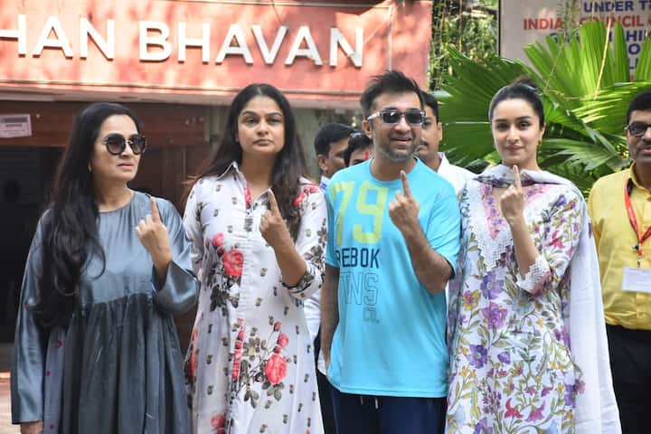 Shraddha Kapoor was also seen with her family.
