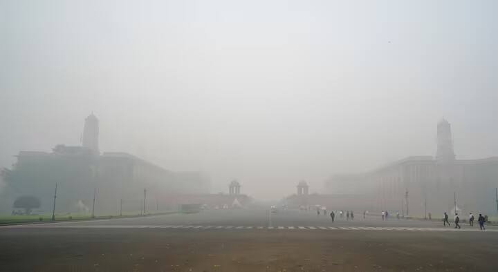 PM 2.5 ને PM 10 કરતાં વધુ ખતરનાક માનવામાં આવે છે કારણ કે PM 2.5 ના કણો એટલા નાના હોય છે કે તે ફેફસાના સૌથી ઊંડા ભાગ સુધી પહોંચે છે અને શરીરમાં સરળતાથી શોષાય છે. પીએમ 2.5માં ઘણા પ્રકારના હાનિકારક તત્વ હોય છે જે શરીરને વધુ નુકસાન પહોંચાડે છે.