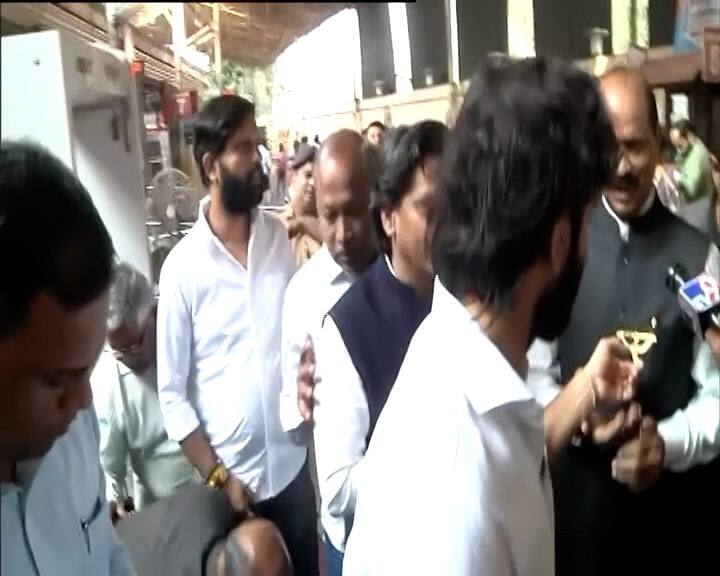 उलटा धनुष्यबाण लावूनच सदा सरवणकर यांनी प्रसारमाध्यमांशी संवाद साधला.