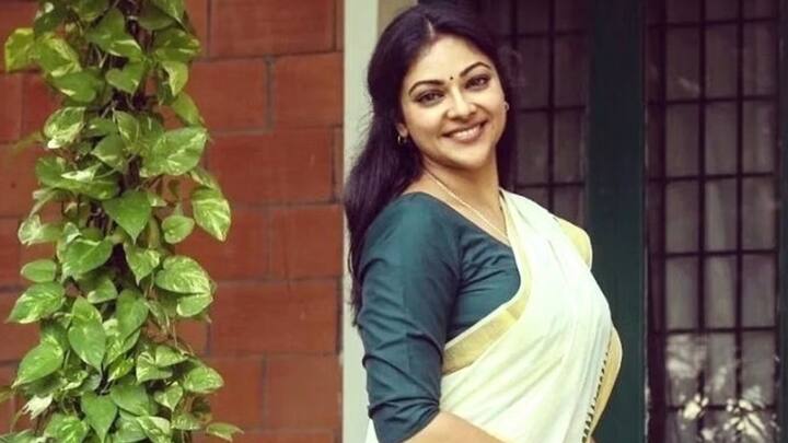 நடிகர் விஜயின் தமிழக வெற்றிக் கழகம் 2026 ஆம் ஆண்டு சட்டமன்றத் தேர்தலில் போட்டியிட இருக்கிறது. முன்னதாக கடந்த மாதம் தமிழக வெற்றிக் கழகத்தில் முதல் கட்சி மாநாடு விக்கிரவாண்டியில் நடைபெற்றது. இந்த மாநாட்டில் விஜய் ஆளும் திமுக அரசை நேரடியாக விமர்சித்தார். இந்த மாநாட்டில் விஜய் பேசியது தமிழக அரசியல் களத்தில் பெரும் விவாதப்பொருளாக மாறின.