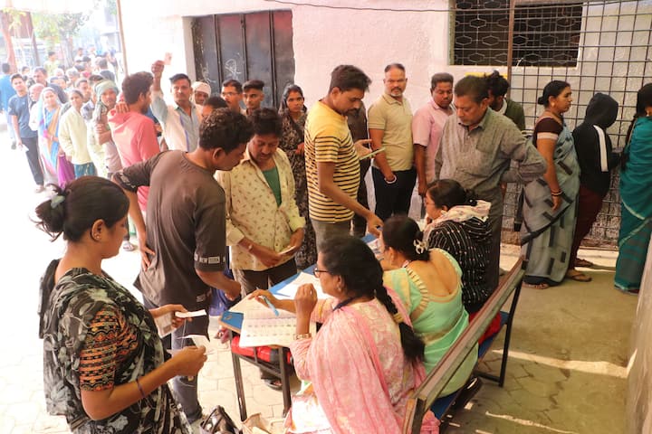 महा विकास अघाड़ी में कांग्रेस, शरद पवार की एनसीपी और उद्धव ठाकरे की शिवसेना शामिल है. महायुति 288 सीटों में से 287 सीटों पर चुनाव लड़ रही है. इस गठबंधन में भारतीय जनता पार्टी, शिंदे गुट की शिवसेना समेत अजित पवार की एनसीपी के उम्मीदवार भी शामिल हैं.