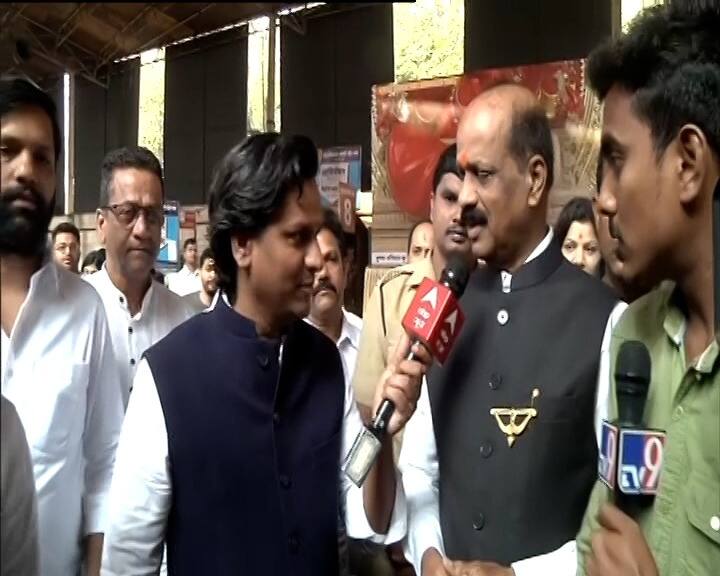 सदा सरवणकर यांनी जॅकेटवर लावलेला धनुष्यबाण निवडणुकीच्या आचारसंहितेचा भंग ठरण्याची शक्यता आहे.