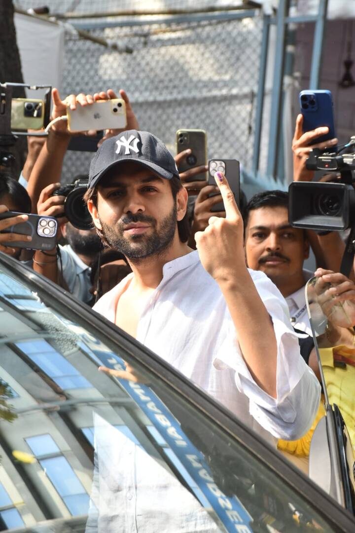 Kartik Aaryan also posed for photos after casting his vote.