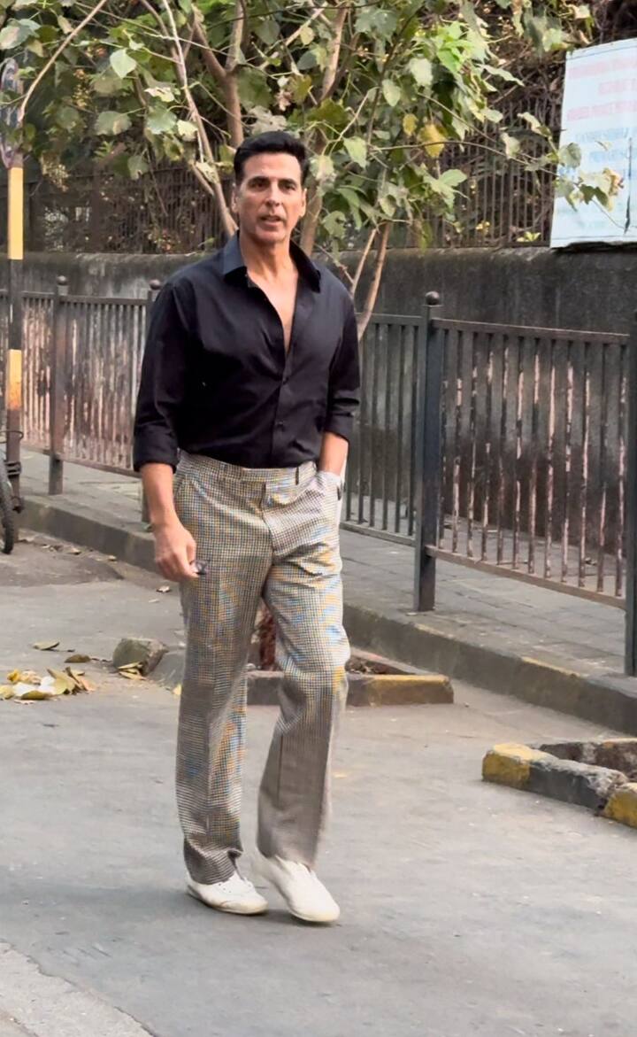 Akshay Kumar was one of the first few who arrived at the polling station to cast vote.
