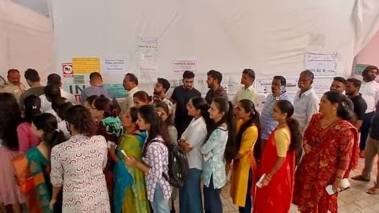 विधानसभेच्या 288 जागांसाठी आज 4 हजारांहून अधिक उमेदवारांतं भवितव्य आज मतदानयंत्रात बंद होईल.