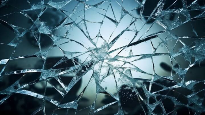 वास्तु के अनुसार धन से जुड़ी छोटी-छोटी गलतियां आर्थिक तंगी का कारण बन सकती है, ऐसे में जहां आप पैसा रखते हैं वहां भूलकर भी टूटा शीशा न रखें, इससे बरकत जाती है.