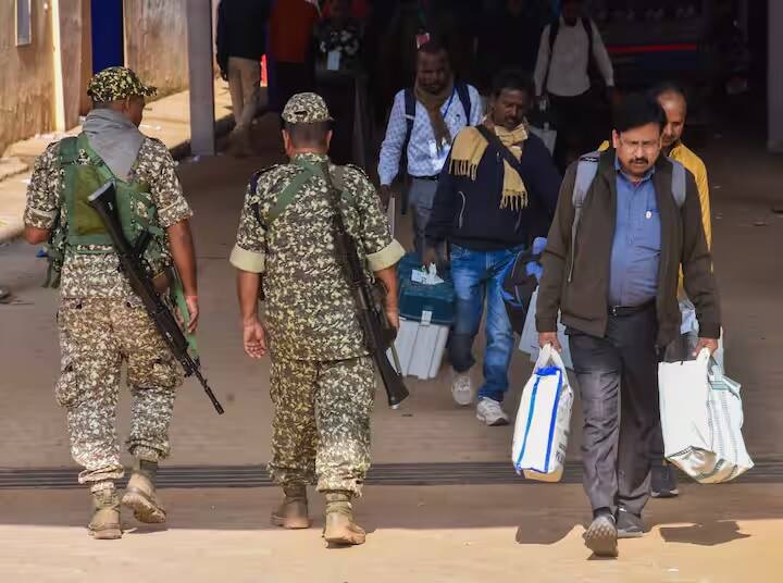 માહિતી અનુસાર, વેબ કાસ્ટિંગ રૂમમાં પરિસ્થિતિ પર દેખરેખ દરમિયાન, તે પ્રકાશમાં આવ્યું કે પ્રિસાઇડિંગ ઓફિસર વોટિંગ કમ્પાર્ટમેન્ટની નજીક મળી આવ્યા હતા, જે ચૂંટણી પંચના નિયમોની વિરુદ્ધ છે.