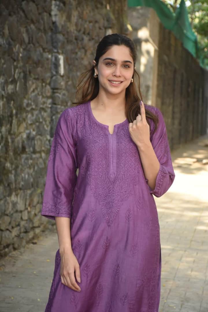 Sharvari also posed for the photos after casting her vote.