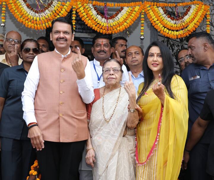 उपमुख्यमंत्री देवेंद्र फडणवीस यांनीही मतदानाचा हक्क बजावला.