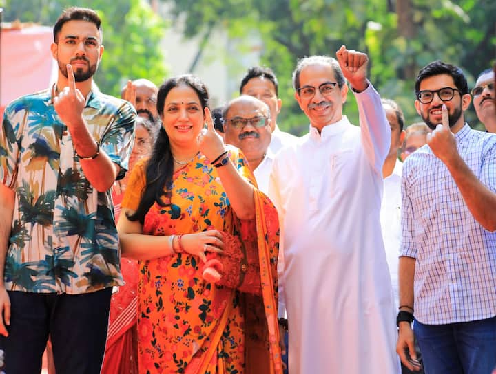 महाराष्ट्र विधानसभा चुनाव में कई चर्चित चेहरे शामिल हैं, जिनमें राज्य के मुख्यमंत्री एकनाथ शिंदे, उपमुख्यमंत्री देवेंद्र फडनवीस, पूर्व मंत्री आदित्य ठाकरे और कांग्रेस प्रदेश अध्यक्ष नाना पटोले का नाम शामिल है.