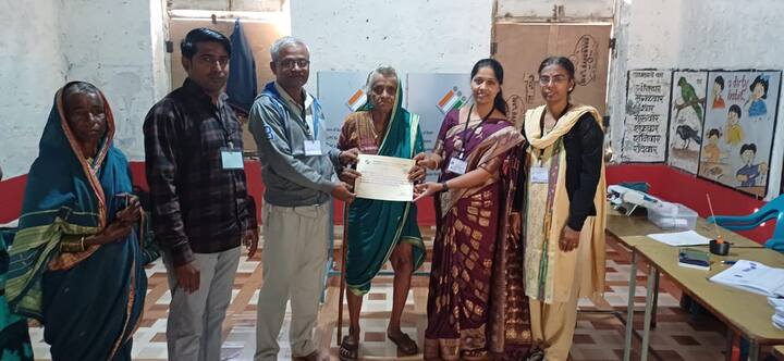 कोल्हापूर उत्तर विधानसभा मतदारसंघातील न्यू मॉडेल इंग्लिश स्कूल व ज्यु कॉलेज कोल्हापूर येथे मतदान केलेल्या प्रथम मतदारांना श्यामची आई पुस्तक भेट देण्यात आले.