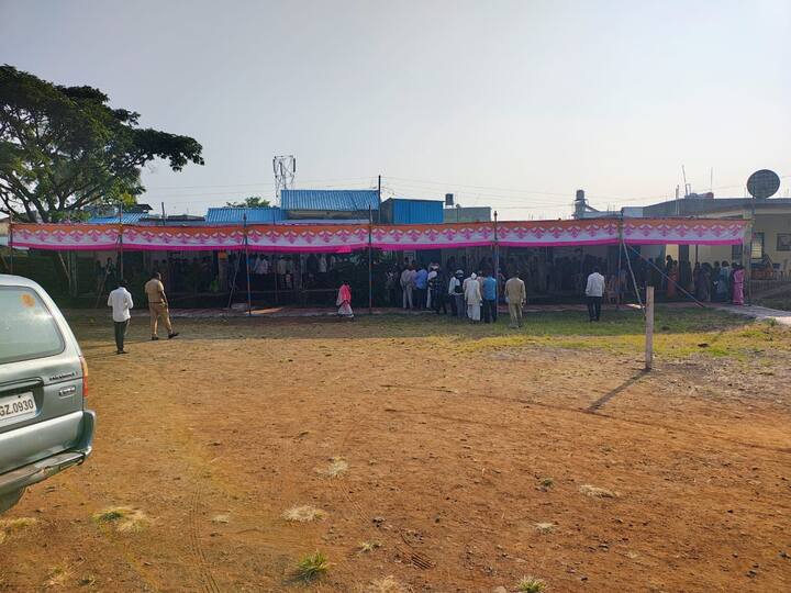 जे मतदार छायाचित्रासह मतदार ओळखपत्र सादर करू शकत नाहीत, असे मतदार त्यांची ओळख पटविण्यासाठी मतदार ओळखपत्राच्या व्यतिरीक्त पुढील 12 कागदपत्रांपैकी कोणताही एक पुरावा सादर करू शकतील.