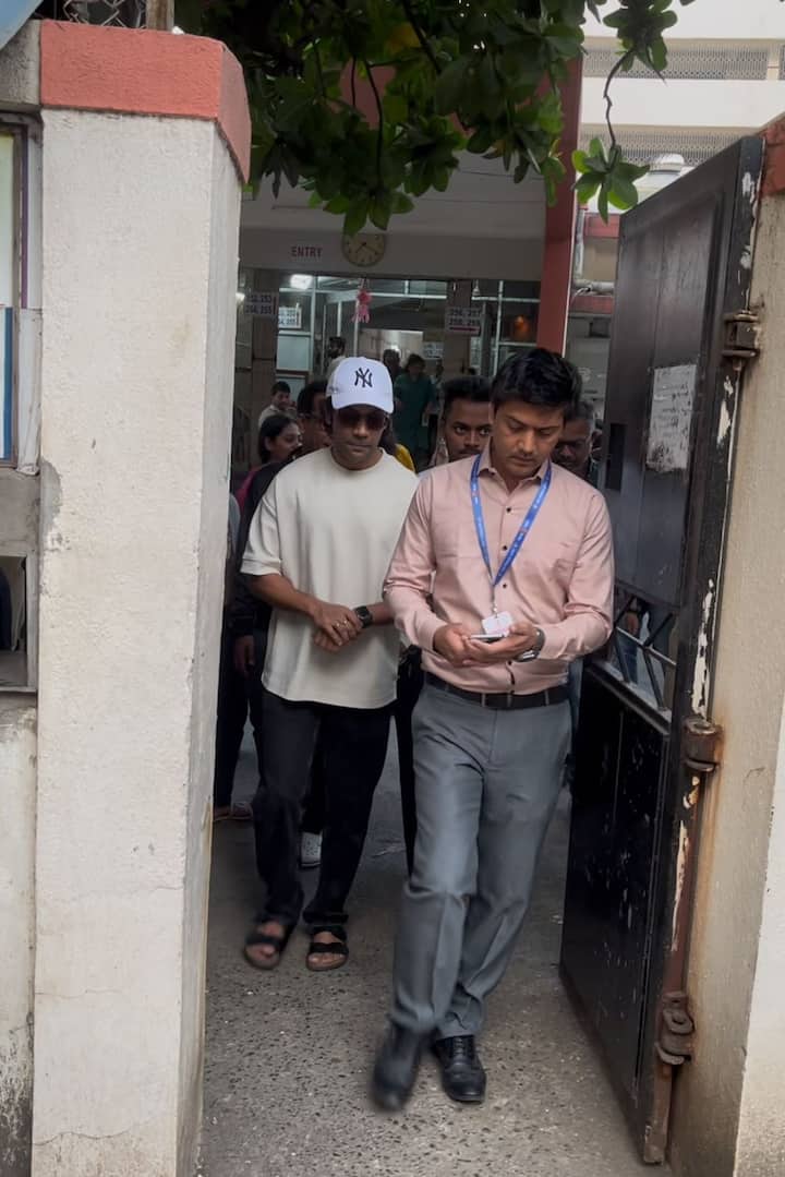 अभिनेता राजकुमार राव याने मतदानाचा हक्क बजावला.