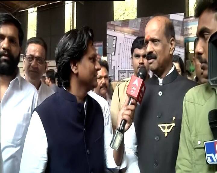 मात्र, यावेळी सदा सरवणकर यांच्या जॅकेटवरील धनुष्यबाणाच्या निशाणीनं अनेकांचं लक्ष वेधून घेतलं.