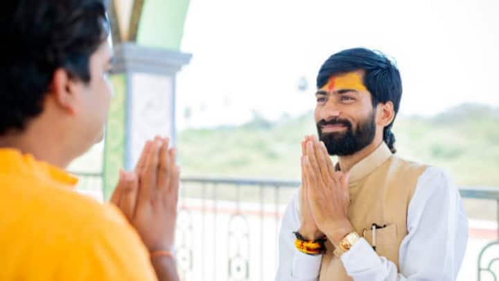 यहूदी लोग शालोम तो मुस्लिम लोग अस-सलाम-अलैकुम इन शब्दों का इस्तेमाल किया करते थे. कुछ जगहों पर हाथ मिलाया जाते थे, भारत में हाथ जोड़कर अभिवादन किया जाता था. तो भारत में वहीं नमस्ते. नमस्कार और प्रणाम जैसे शब्द इस्तेमाल किए जाते थे.