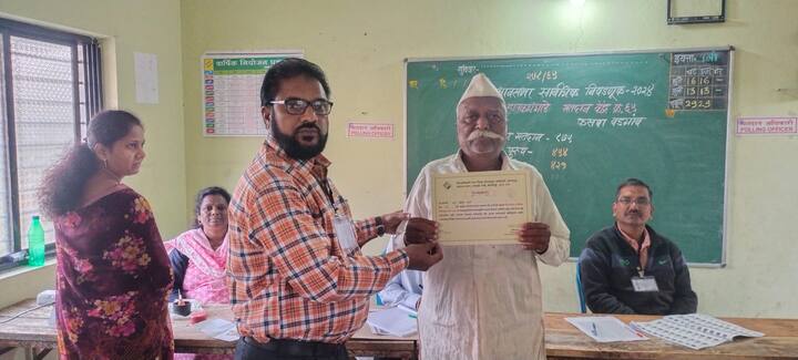 शिरोळ तालुक्यातील घालवाड गावातील मतदान केंद्रावर जिल्ह्यातील पहिल्या 85 पेक्षा वय वर्ष जास्त असलेल्या महिला मतदाराने मतदानाचा अधिकार बजावला.