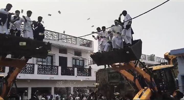 आपने शादी पार्टियों में अक्सर लोगों को नोट उड़ाते देखा होगा, लेकिन ये कुछ रुपये ही होते है. हद तो तब हो गई जब यूपी के एक गांव में दो सगे भाइयों की शादी में 20 लाख रुपये बारात पर लुटा दिए गए.