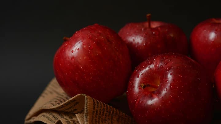 म्हणलं जातं  'an apple a day, keeps doctor away'  विशेषत: सकाळी रिकाम्या पोटी लाल सफरचंद खाणे तुमच्या आरोग्यासाठी खूप फायदेशीर ठरू शकते.