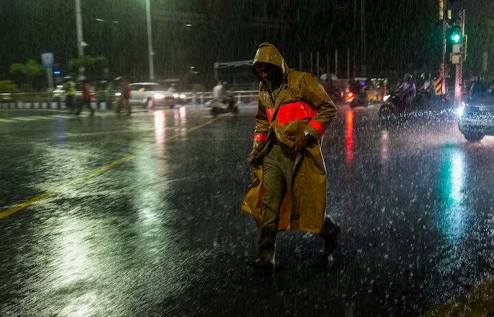 હવામાન વિભાગે દેશના અનેક રાજ્યોમાં ભારે વરસાદની સંભાવના વ્યક્ત કરી છે. તમિલનાડુ અને આંધ્રપ્રદેશના દરિયાકાંઠાના વિસ્તારોમાં ભારે વરસાદ થઈ શકે છે.