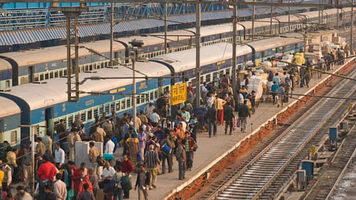 भारत में ट्रेन के जरिए रोजाना यात्री करोड़ों यात्री एक जगह से दूसरी जगह जाते हैं. ट्रेन में ट्रैवल करने के लिए रेलवे के कुछ नियम होते हैं जिन्हें फॉलो करना होता है. जिम सबसे बड़ा नियम है टिकट को लेकर ट्रेन में कोई भी यात्री बिना टिकट के ट्रैवल नहीं कर सकता.