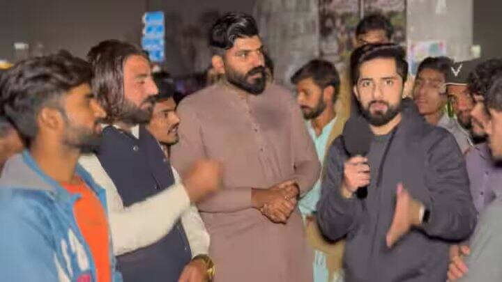 શેહબાઝ શરીફ પર નિશાન સાધતા પાકિસ્તાનીએ કહ્યું, 'મને યુએઈ ગયાને આઠ વર્ષ થઈ ગયા છે, પરંતુ ઈમરાન ખાનના કાર્યકાળમાં પાકિસ્તાનને સન્માન મળ્યું છે. UAEમાં શેખ સિવાય કોઈનો ફોટો મૂકી શકાય નહીં, પણ મેં ઈમરાન ખાનનો ફોટો જોયો.