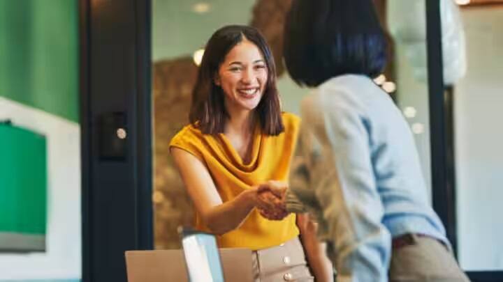 વેલ, હાલોની સ્ટૉરી ગમે તે હોય, પરંતુ આજે અમે તમને હાલો વિશે જણાવવાના નથી. તે તમને કહેશે કે જ્યારે દુનિયામાં હેલો શબ્દ નહોતો. ત્યારે દુનિયાના લોકોએ એકબીજાને કેવી રીતે શુભેચ્છા પાઠવી? તમે કયો શબ્દ વાપર્યો?