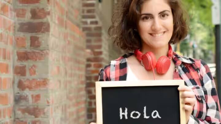 હેલોની સૌથી નજીક આવતો શબ્દ હોલા છે, તે સ્પેનિશ શબ્દ છે. હેલો પહેલા પણ સ્પેનમાં તેનો ઉપયોગ થતો હતો. અને સ્પેનિશ બોલતા લોકોએ તેનો ઉપયોગ કર્યો. જો આપણે તેના વિશે વાત કરીએ, તો લેટિન ભાષામાં સાલ્વે અથવા એવે શબ્દનો ઉપયોગ થતો હતો.