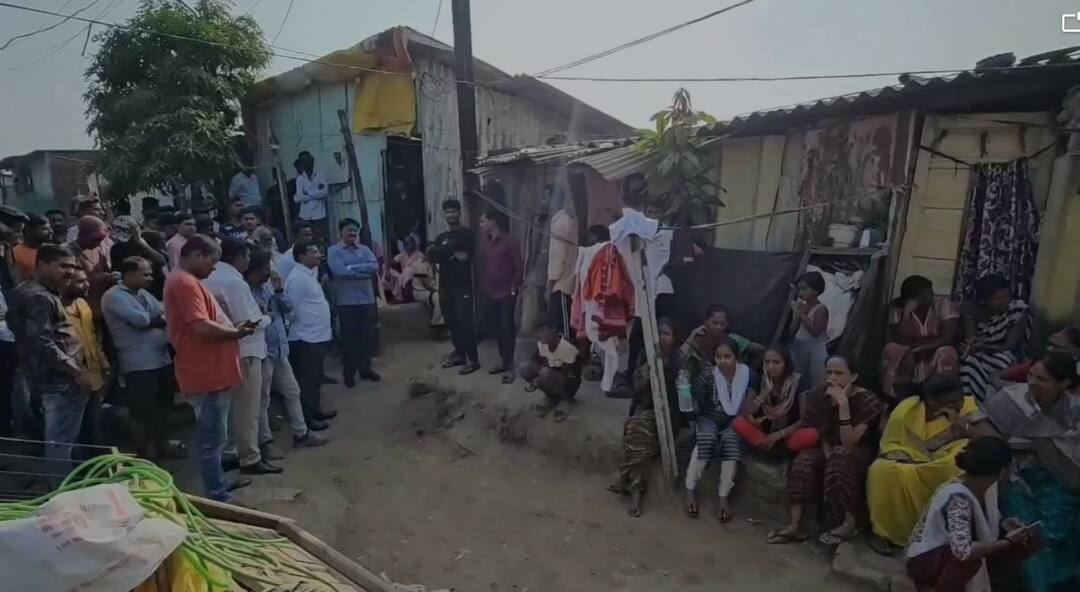 Partially burnt body of a 3 year old girl was found in Ulhasnagar in Thane   धक्कादायक! उल्हासनगरमध्ये 3 वर्षीय मुलीचा अर्धवट जळालेला मृतदेह सापडला, परिसरात खळबळ 