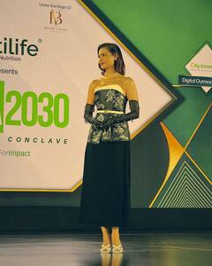 Esha Gupta Channels Old-Hollywood Glamour In A Bustier Outfit, PICS