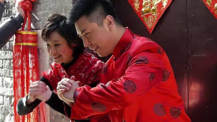 વિશ્વમાં વિવિધ ભાષાઓ બોલતા લોકો રહે છે. આજે પણ, શુભેચ્છા માટે દરેક જગ્યાએ હેલોનો ઉપયોગ કરી શકાતો નથી. જ્યારે હેલો નહોતું ત્યારે વિવિધ દેશોની ભાષાઓના શબ્દોનો ઉપયોગ થતો હતો.