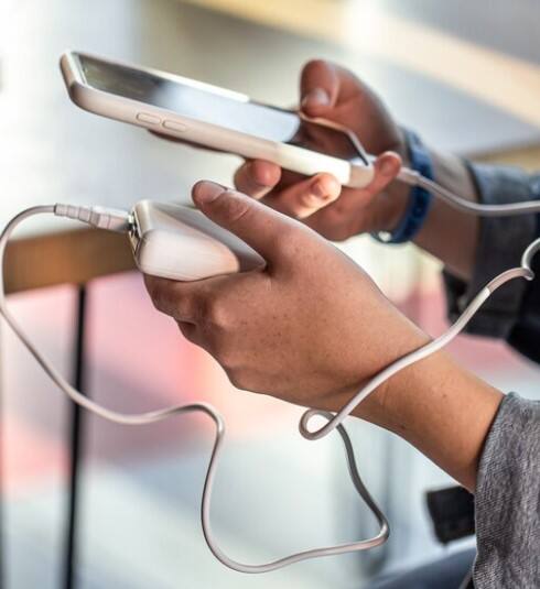 ਰਿਵਰਸ ਵਾਇਰਲੈੱਸ ਚਾਰਜਿੰਗ ਇੱਕ ਫੀਚਰ ਹੈ ਜੋ ਤੁਹਾਡੇ ਫ਼ੋਨ ਨੂੰ ਚਾਰਜਿੰਗ ਡਿਵਾਈਸ ਵਿੱਚ ਬਦਲ ਸਕਦੀ ਹੈ। ਇਸ ਦੀ ਵਰਤੋਂ ਨਾ ਸਿਰਫ਼ ਦੂਜੇ ਫ਼ੋਨਾਂ ਨੂੰ ਚਾਰਜ ਕਰਨ ਲਈ ਕੀਤੀ ਜਾ ਸਕਦੀ ਹੈ, ਸਗੋਂ ਸਮਾਰਟਵਾਚ, ਈਅਰਬੱਡ ਤੇ ਹੋਰ ਡਿਵਾਈਸਾਂ ਨੂੰ ਵੀ ਚਾਰਜ ਕੀਤਾ ਜਾ ਸਕਦਾ ਹੈ ਜੋ ਵਾਇਰਲੈੱਸ ਚਾਰਜਿੰਗ ਨੂੰ ਸਪੋਰਟ ਕਰਦੇ ਹਨ।