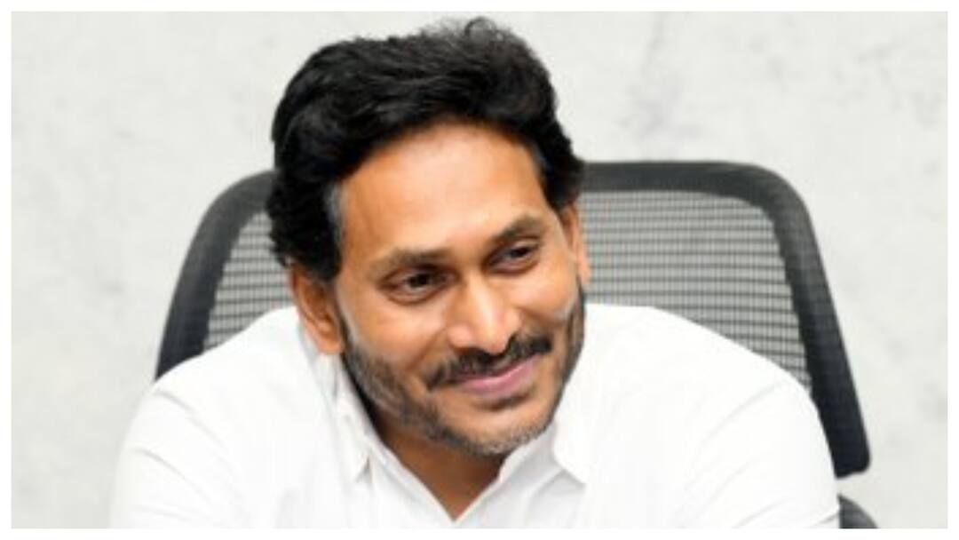 ysrcp chief Jagan takes u turn in favor of Employees demand for pending da and ir funds Jagan Mohan Reddy Latest News: ప్రభుత్వ ఉద్యోగులపై జగన్ యూ టర్న్, పెండింగ్ డీఏలు ఇవ్వాలంటూ డిమాండ్