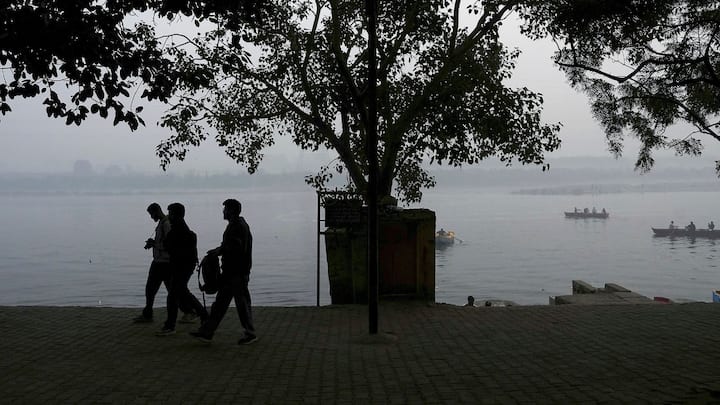 বাংলায় প্রভাব পড়ার সম্ভাবনা নেই। যদিও অঘ্রাণের শুরুতেই পারদ ঊর্ধ্বমুখী। কেমন থাকবে আজ সারাদিনের আবহাওয়া ? জানিয়ে দিল হাওয়া অফিস।