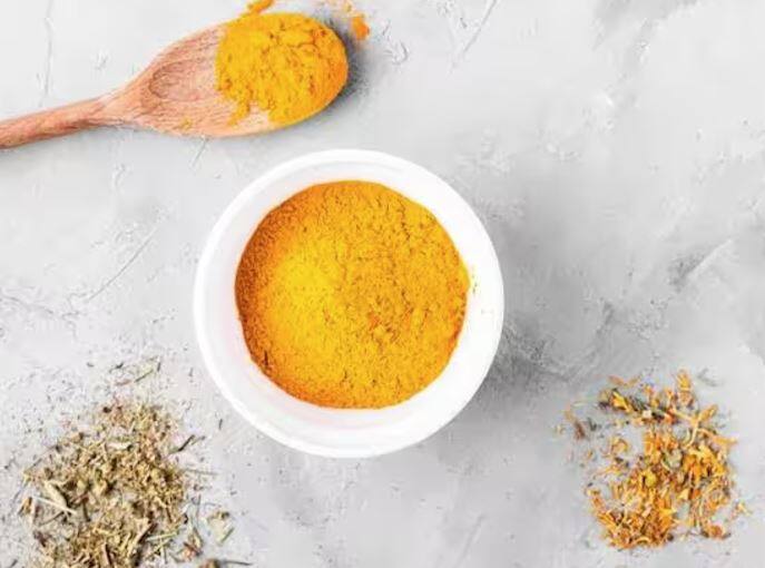 ਐਲਰਜੀ ਤੇ ਚਮੜੀ ਦੀਆਂ ਸਮੱਸਿਆਵਾਂ: ਕੁਝ ਲੋਕਾਂ ਨੂੰ ਹਲਦੀ ਤੋਂ ਐਲਰਜੀ ਹੋ ਸਕਦੀ ਹੈ, ਜਿਵੇਂ ਕਿ ਖੁਜਲੀ, ਲਾਲ ਧੱਫੜ ਜਾਂ ਚਮੜੀ 'ਤੇ ਸੋਜ। ਜ਼ਿਆਦਾ ਹਲਦੀ ਦਾ ਸੇਵਨ ਚਮੜੀ ਨੂੰ ਸੰਵੇਦਨਸ਼ੀਲ ਬਣਾ ਸਕਦਾ ਹੈ।