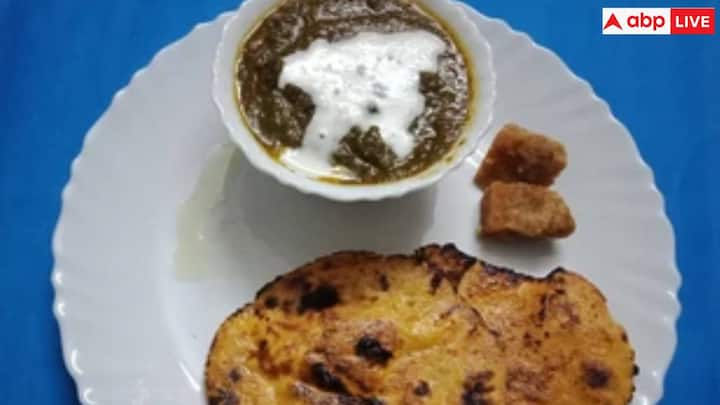 एक करफ फिर मक्की का आटा गूंथ लें और गर्म तवे पर हल्का घी डालकर उसे पकाएं. ताकि रोटी चिपके नहीं.