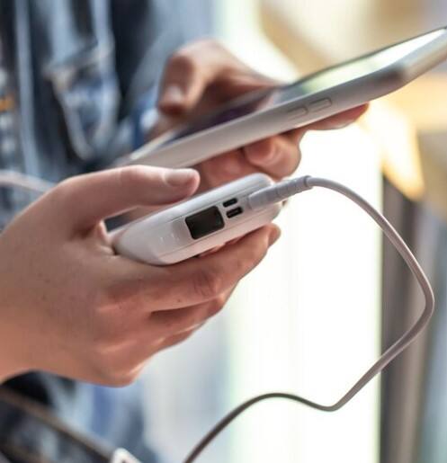 ਚਾਰਜਿੰਗ ਸ਼ੁਰੂ: ਕੁਝ ਹੀ ਸਕਿੰਟਾਂ ਵਿੱਚ ਦੂਜਾ ਫ਼ੋਨ ਪਹਿਲੇ ਫ਼ੋਨ ਤੋਂ ਚਾਰਜ ਹੋਣਾ ਸ਼ੁਰੂ ਹੋ ਜਾਵੇਗਾ।