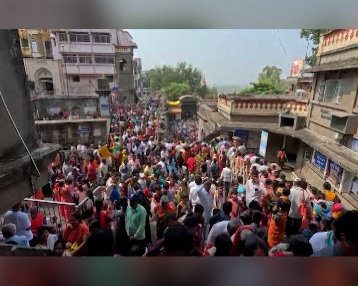महाराष्ट्राची कुलस्वामीनी श्री तुळजाभवानी देवीच्या दर्शनासाठी महाराष्ट्रासह आंध्रप्रदेश,कर्नाटक, तेलंगाणा आणि इतर राज्यातून भाविक कुलदेवता असल्याने या ठिकाणी कुलाचार आणि कुलधर्म करण्यासाठी मोठ्या संख्येने येतात.