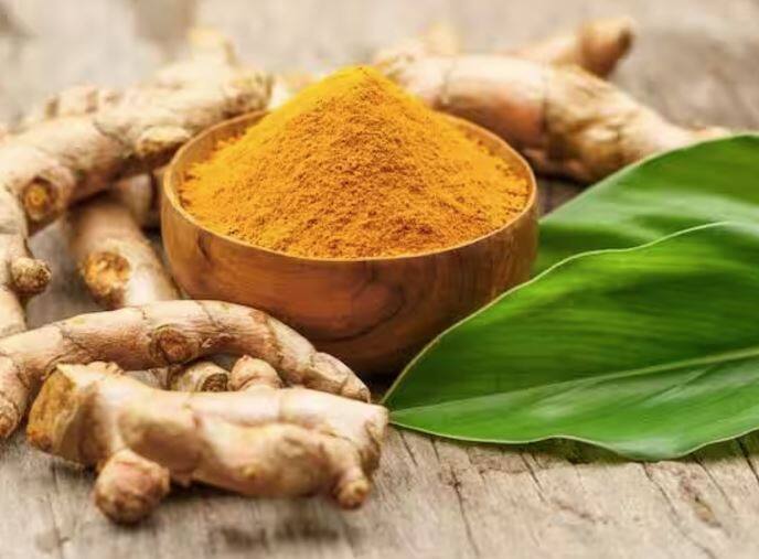 ਖੂਨ ਪਤਲਾ ਕਰਨਾ: ਹਲਦੀ ਵਿੱਚ ਕਰਕਿਊਮਿਨ ਨਾਮਕ ਇੱਕ ਮਿਸ਼ਰਣ ਹੁੰਦਾ ਹੈ, ਜੋ ਖੂਨ ਨੂੰ ਪਤਲਾ ਕਰਨ ਦਾ ਕੰਮ ਕਰਦਾ ਹੈ। ਹਲਦੀ ਦਾ ਜ਼ਿਆਦਾ ਸੇਵਨ ਕਰਨ ਨਾਲ ਸੱਟ ਲੱਗਣ ਕਾਰਨ ਖੂਨ ਵਗਣ ਦੀ ਸਮੱਸਿਆ ਵਧ ਸਕਦੀ ਹੈ।