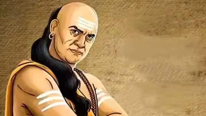 Chanakya Niti : सावधान! दारिद्र्य येण्याआधी घरात आढळतात 'हे' 5 संकेत; चाणक्य सांगतात... Chanakya Niti these 5 things started appearing in house before financial crisis says chanakya Chanakya Niti : सावधान! दारिद्र्य येण्याआधी घरात आढळतात 'हे' 5 संकेत; चाणक्य सांगतात...