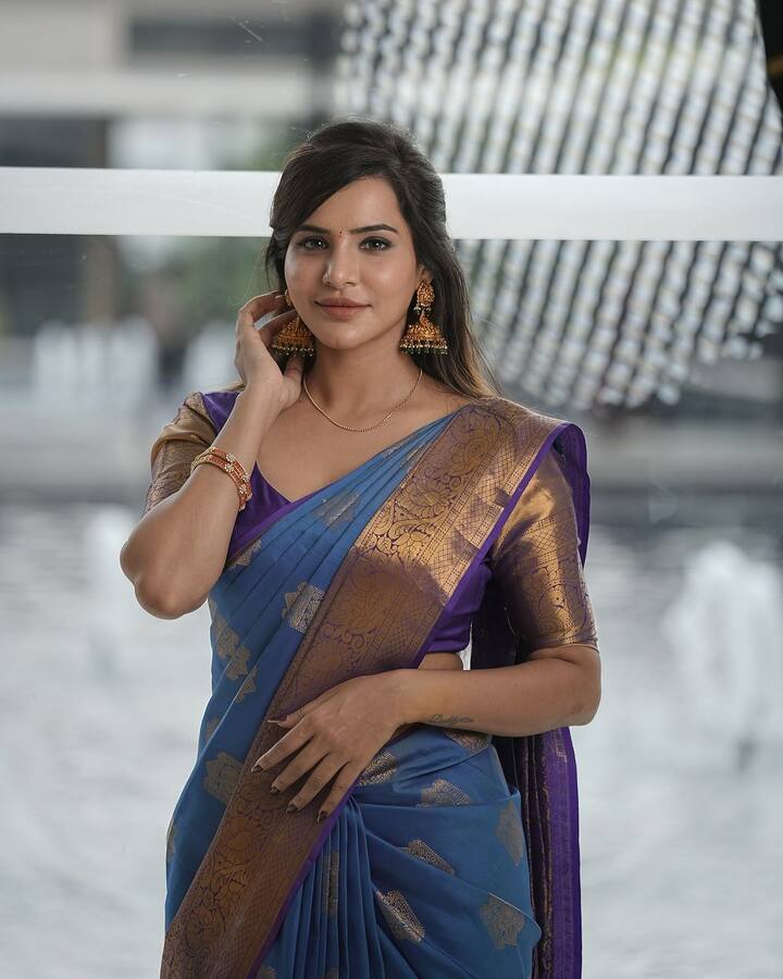 ట్రెడీషనల్ లుక్లో చాలా అందంగా ముద్దుగా, బొద్దుగా ఉన్నావంటూ నెటిజన్లు కామెంట్లు చేస్తున్నారు. హార్ట్ ఎమోజీలతో కామెంట్ సెక్షన్లు నింపేస్తున్నారు. (Images Source : Instagram/Aashu Reddy)